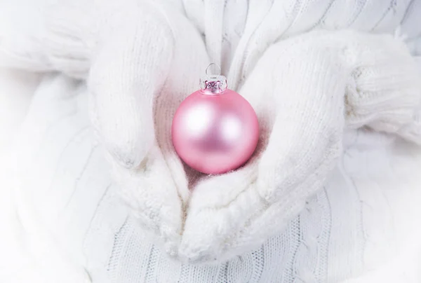 Manos Manoplas Punto Blanco Sosteniendo Brillante Bola Navidad Rosa Banner — Foto de Stock