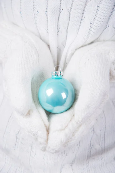 Ruce Bílé Pletené Palčáky Drží Zářící Modré Vánoční Koule Nápis — Stock fotografie