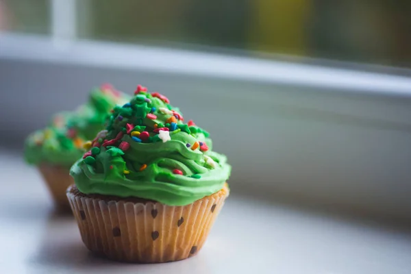 Dois Cupcakes Ano Novo Com Top Verde Cremoso Com Estrelas — Fotografia de Stock