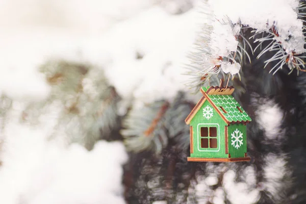 Маленький Деревянный Домик Висит Еловой Ветке Покрытой Снегом Рождественское Украшение — стоковое фото