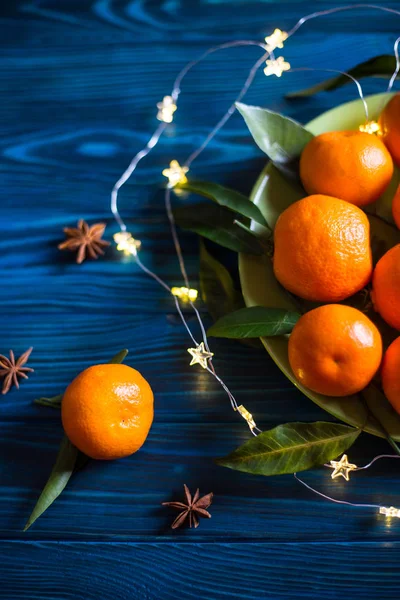 Mandarins Frescos Com Folhas Mesa Madeira Rústica Marinha Com Guirlanda — Fotografia de Stock