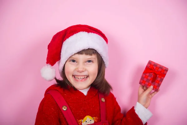 Linda Niña Sonriente Sombrero Santa Traje Navidad Sosteniendo Caja Regalo — Foto de Stock