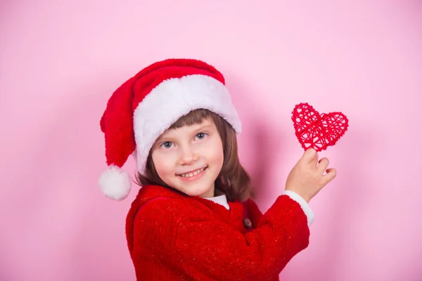 Linda Niña Sonriente Sombrero Santa Traje Navidad Sosteniendo Corazón Rojo — Foto de Stock