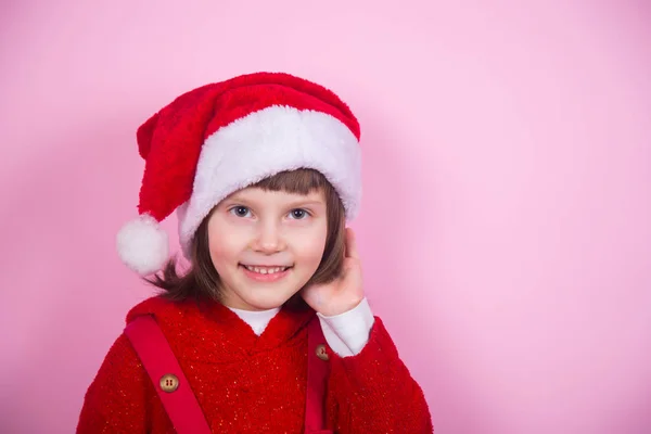 Linda Niña Sonriente Sombrero Santa Traje Navidad Estudio Sobre Fondo — Foto de Stock