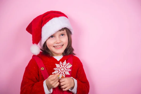 Linda Niña Sonriente Sombrero Santa Traje Navidad Celebración Copo Nieve — Foto de Stock