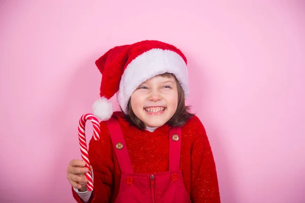 Linda Niña Sonriente Sombrero Santa Traje Navidad Celebración Caramelo Puede — Foto de Stock