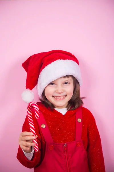 Linda Niña Sonriente Sombrero Santa Traje Navidad Celebración Caramelo Puede — Foto de Stock