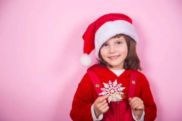 Linda Niña Sonriente Sombrero Santa Traje Navidad Celebración Copo Nieve — Foto de Stock