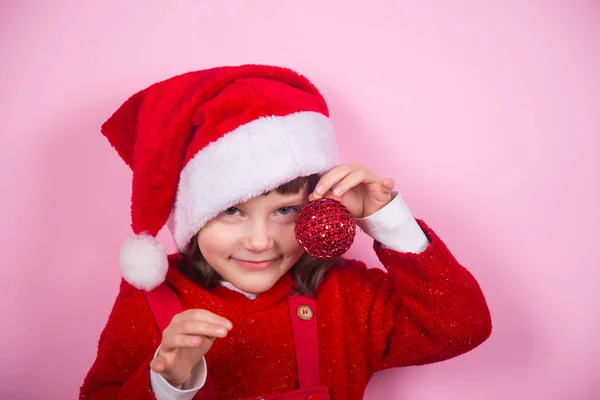 Linda Niña Sonriente Sombrero Santa Traje Celebración Bola Roja Navidad — Foto de Stock