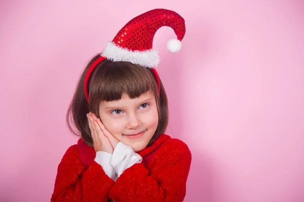 Linda Niña Sonriente Sombrero Santa Traje Navidad Estudio Sobre Fondo — Foto de Stock