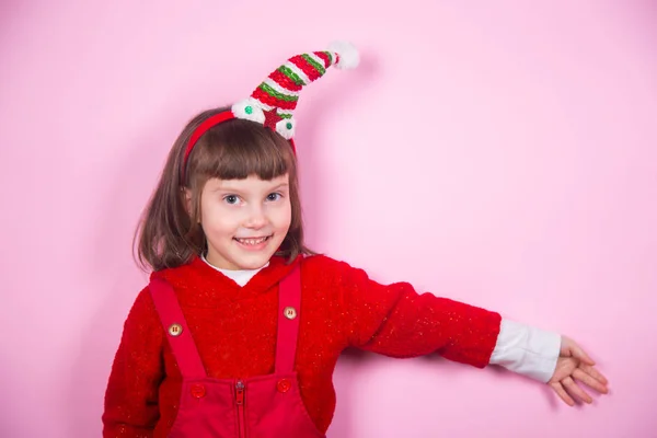 Linda Niña Sonriente Con Sombrero Elfo Traje Navidad Estudio Sobre — Foto de Stock