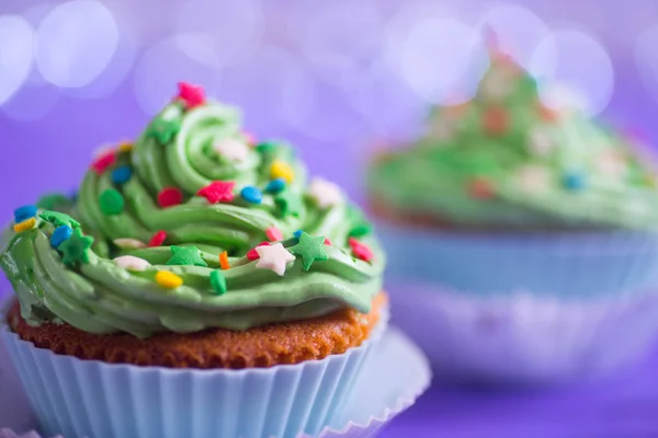 Feche Dois Cupcakes Ano Novo Com Top Verde Cremoso Com — Fotografia de Stock