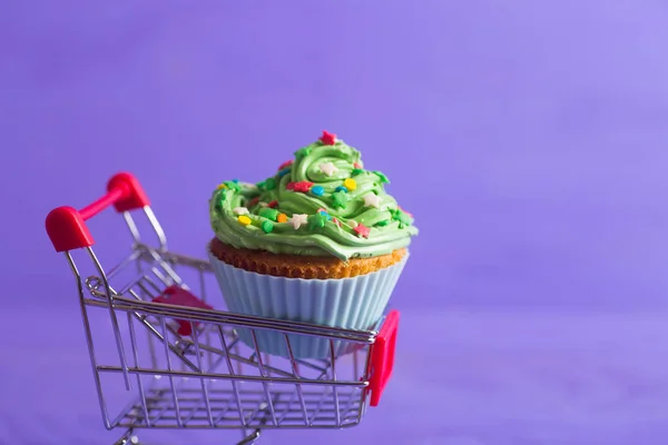Cupcake Nouvel Avec Dessus Vert Crème Avec Des Étoiles Colorées — Photo