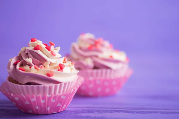 Closeup Δύο Cupcakes Κρεμώδες Ροζ Και Λευκό Τοπ Διακοσμημένα Μικρές — Φωτογραφία Αρχείου