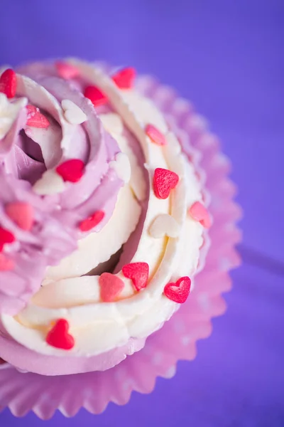 Closeup Cupcake Com Rosa Cremoso Top Branco Decorado Com Pequenos — Fotografia de Stock