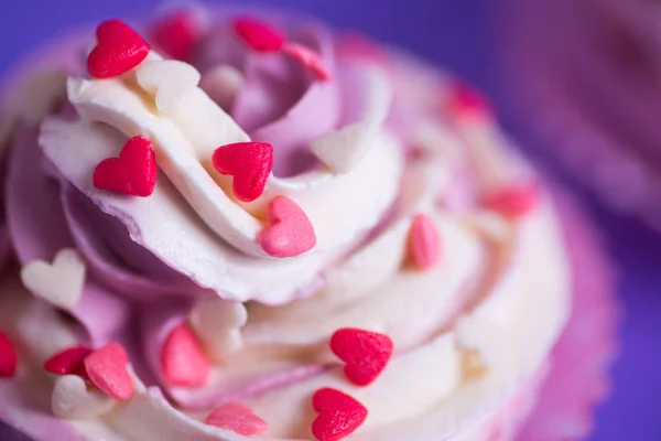 Closeup Cupcake Com Rosa Cremoso Top Branco Decorado Com Pequenos — Fotografia de Stock