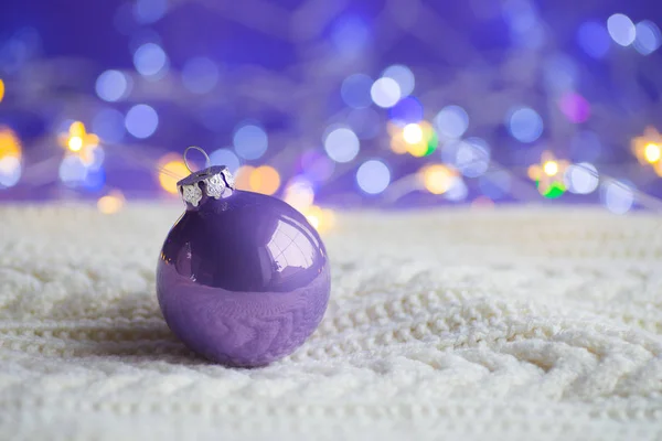 Boule Noël Violet Pastel Sur Tricot Blanc Sur Fond Violet — Photo