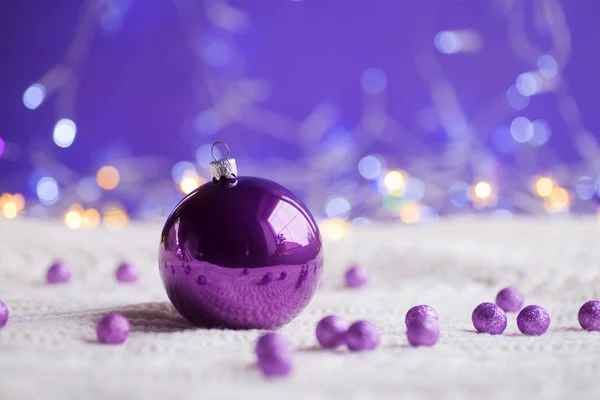 Bola Natal Roxa Contas Tecido Malha Branco Fundo Roxo Com — Fotografia de Stock