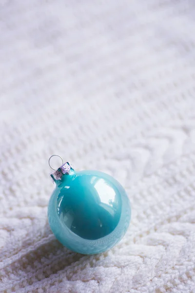 Closeup Pastel Bola Natal Azul Tecido Malha Branca Cartão Ano — Fotografia de Stock