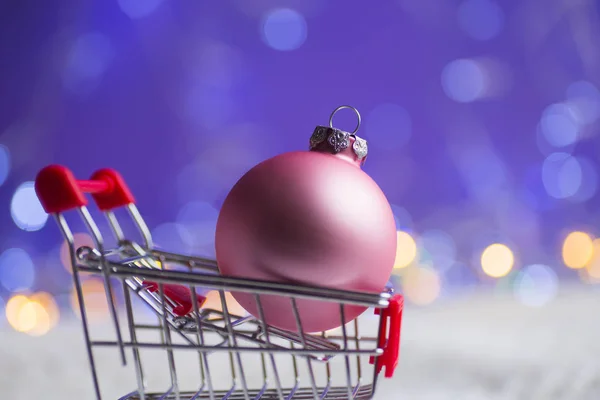 Boule Noël Rose Gros Plan Dans Petit Chariot Supermarché Avec — Photo