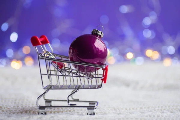 Balle Noël Cramoisie Dans Petit Chariot Supermarché Tricot Blanc Avec — Photo