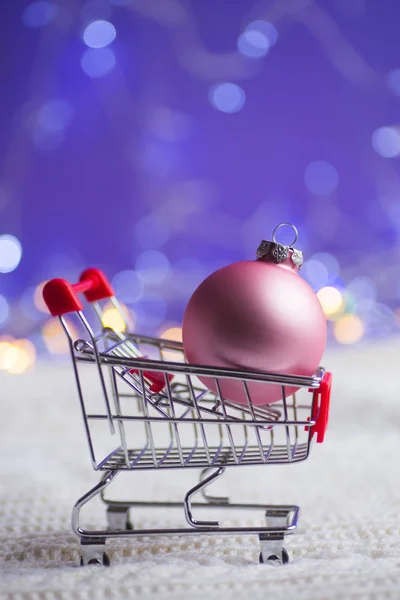 Boule Noël Rose Dans Petit Chariot Supermarché Tricot Blanc Avec — Photo
