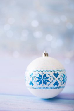 Beyaz Noel top mavi kış Ukrayna süsleme ile hafif bokeh arka plan üzerinde. Yeni yıl Ukrayna'da. Kopya alanı ile bayram kartı.