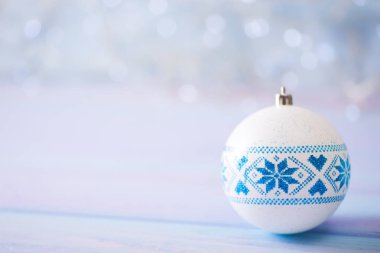 Beyaz Noel top mavi kış Ukrayna süsleme ile hafif bokeh arka plan üzerinde. Yeni yıl Ukrayna'da. Kopya alanı ile bayram kartı.