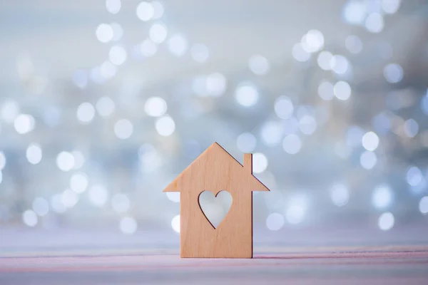 Ícone Madeira Casa Com Buraco Forma Coração Fundo Bokeh Luz — Fotografia de Stock