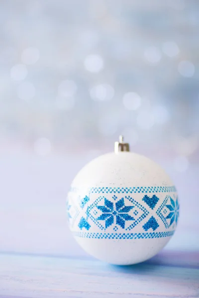 Białe Boże Narodzenie Ball Zima Niebieski Ornament Ukraiński Tle Światła — Zdjęcie stockowe