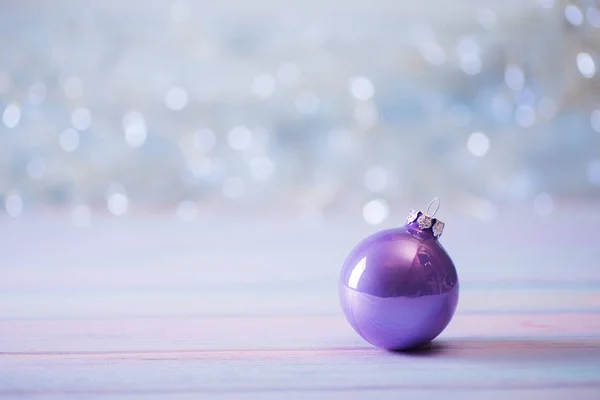 Boule Noël Violette Sur Fond Bokeh Clair Carte Festive Nouvel — Photo