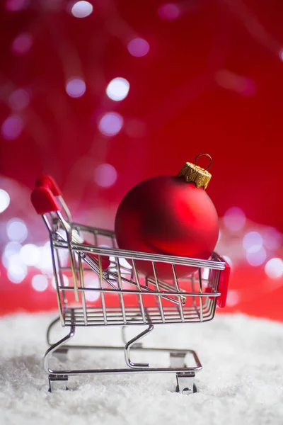 Boule Noël Rouge Dans Petit Chariot Supermarché Avec Des Guirlandes — Photo