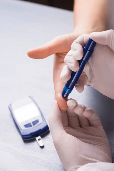 환자의 주사기 라텍스 장갑에 의사의 Glucometer 테이블에 Glucosometry에 — 스톡 사진