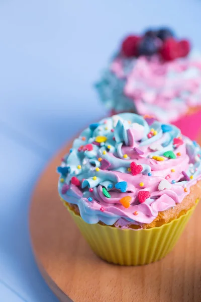 Primer Plano Dos Cupcakes Coloridos Decorados Con Aspersiones Forma Corazones — Foto de Stock