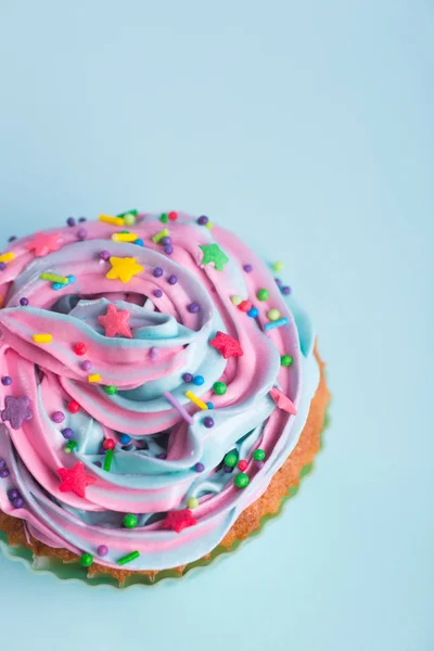 Primeros Planos Cupcake Cremoso Multicolor Superior Con Estrellas Colores Espolvorea — Foto de Stock