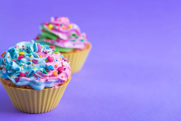 Primer Plano Dos Cupcakes Coloridos Decorados Con Aspersiones Forma Corazones — Foto de Stock