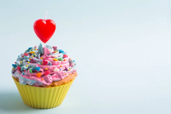 Closeup Cupcake Cremoso Festivo Com Polvilhas Vela Forma Coração Vermelho — Fotografia de Stock