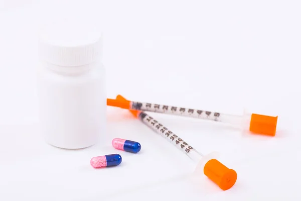 인슐린 주사기 캡슐과 바탕에 플라스틱 당뇨병을 낮추는 치료의 선택의 — 스톡 사진