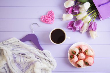 Mor ve Beyaz Laleler, kahve, çikolata, pembe hasır kalp ve Askı Elbise Lila ahşap zemin üzerine çilek buketi. Bahar romantik Kahvaltı, düz yatıyordu, en iyi görünümü.