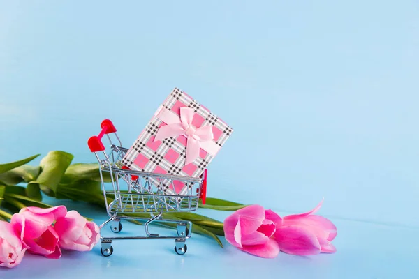 Petit Chariot Supermarché Avec Coffret Cadeau Entouré Tulipes Roses Tendres — Photo
