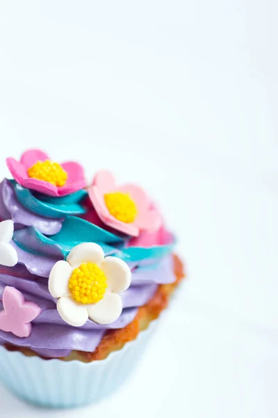 Primeros Planos Cupcake Cremoso Multicolor Decorado Con Flores Colores Hojas — Foto de Stock