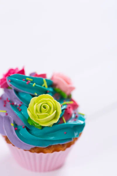 Primeros Planos Cupcake Cremoso Multicolor Decorado Con Rosas Colores Hojas — Foto de Stock