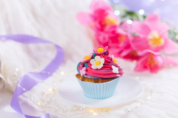 Closeup Cupcake Creamy Multicolored Top Decorated Colorful Flowers Pink Tulips — Stock Photo, Image