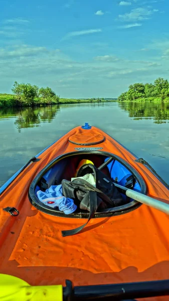 Rafting Rzece Kajaku Spokojna Rzeka Zielone Pola Lasy Wokół Wypoczynek — Zdjęcie stockowe