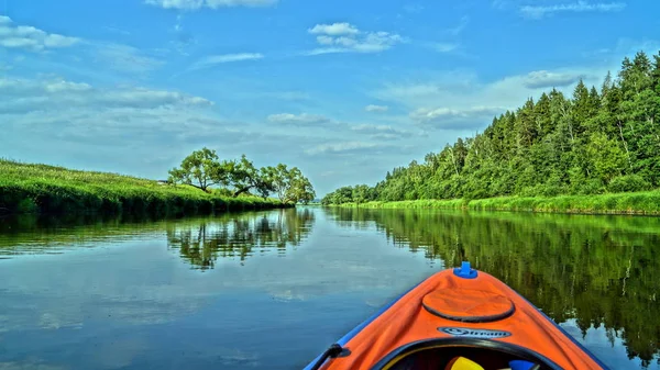 Rafting Rzece Kajaku Spokojna Rzeka Zielone Pola Lasy Wokół Wypoczynek — Zdjęcie stockowe