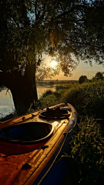 Bir kayık içinde Nehri'nde rafting. Sakin nehir, yeşil alanları ve ormanları çevresinde. Kırsal kesimde iyi tatiller. Büyük spor hafta sonu. Akşam sahile iskelede. Güzel gün batımı