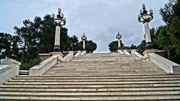 Bakü, Azerbaycan şehir sokakları. Şehirlerin ve dünya manzaralarının fotoğrafları.
