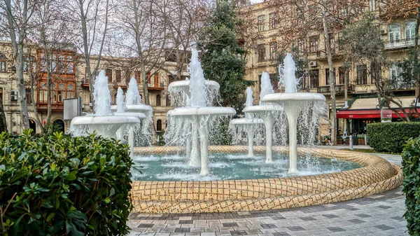 Çeşme. Bakü, Azerbaycan şehir sokakları. Şehirlerin ve dünya manzaralarının fotoğrafları.
