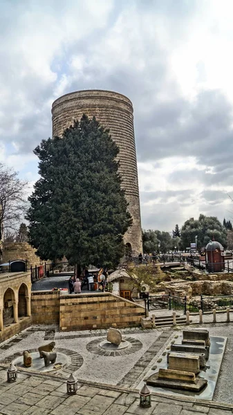 Bakire Kulesi. Eski kasaba. Bakü, Azerbaycan şehir sokakları. Şehirlerin ve dünya manzaralarının fotoğrafları.