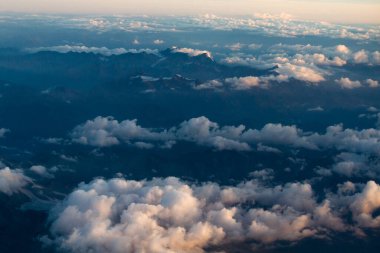 Uçaktan beyaz ve renkli bulutlar